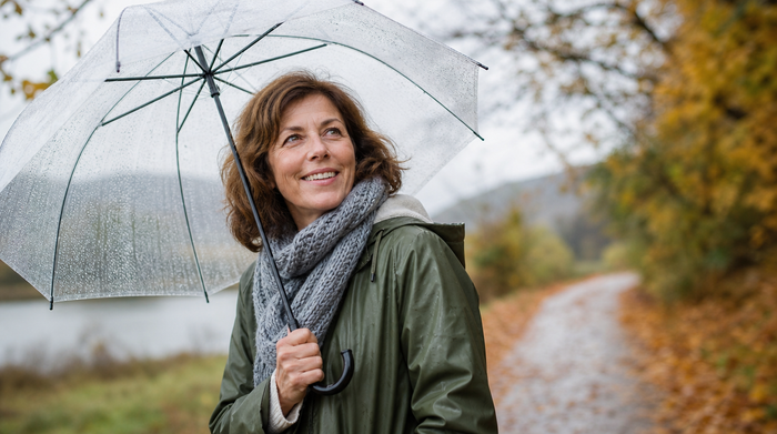 Frau ernährt sich gesund