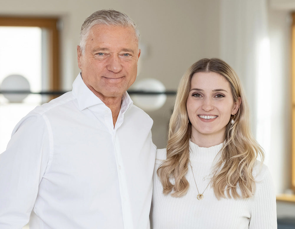 Porträt von Dr. Peter Hartig gemeinsam mit seiner Tochter Viviane Hartig als Symbol für die Verbindung von Forschungstradition und modernen Gesundheitsansätzen.